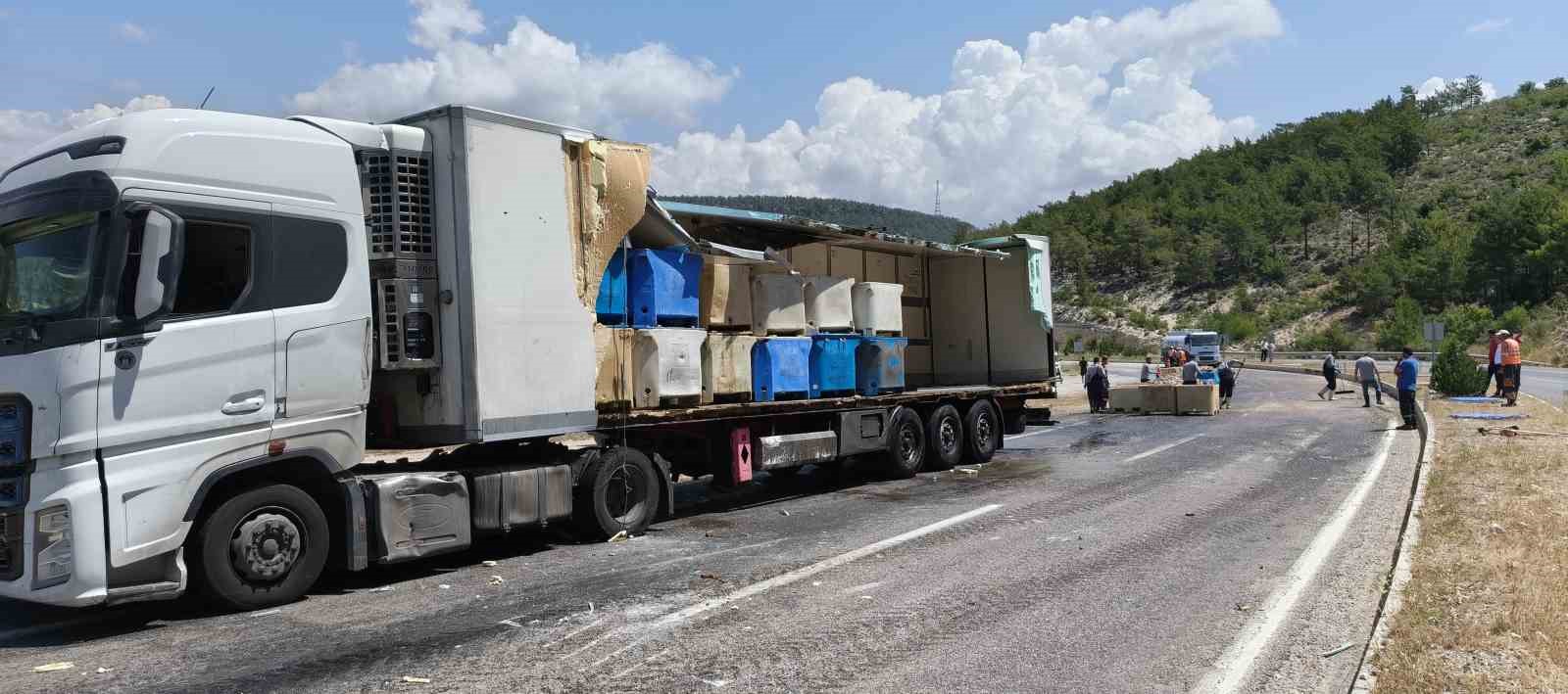 Seyir halindeki tırın dorsesi patladı, 15 ton balık atığı yola saçıldı 6 seyir halindeki tirin dorsesi patladi 15 ton balik atigi yola sacildi 2