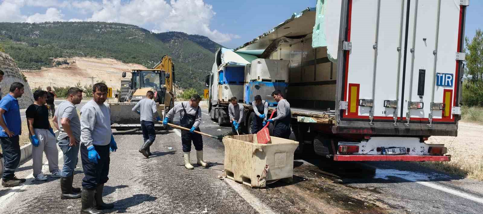 Seyir halindeki tırın dorsesi patladı, 15 ton balık atığı yola saçıldı 7 seyir halindeki tirin dorsesi patladi 15 ton balik atigi yola sacildi 3 KPWW6MEq