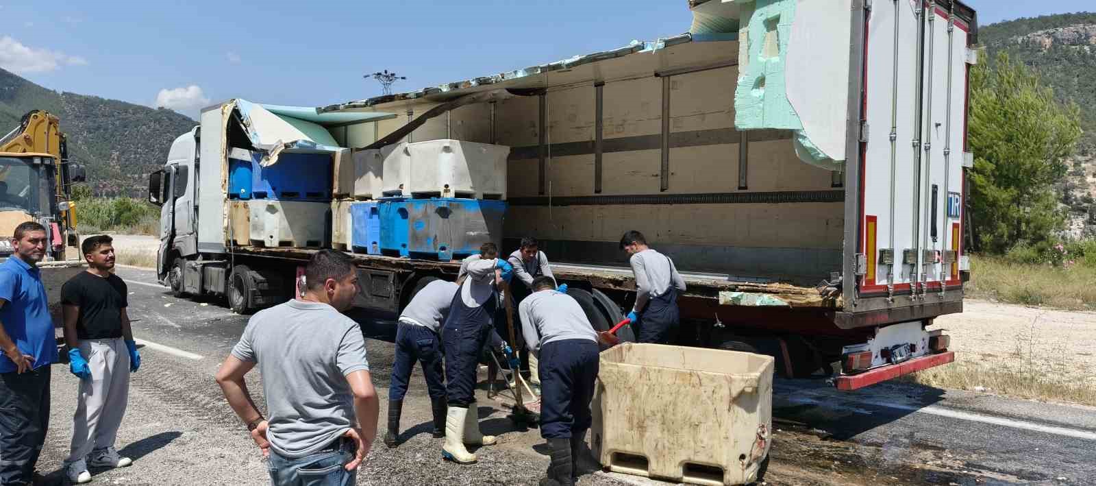 Seyir halindeki tırın dorsesi patladı, 15 ton balık atığı yola saçıldı 8 seyir halindeki tirin dorsesi patladi 15 ton balik atigi yola sacildi 4 GFUTQQ1C