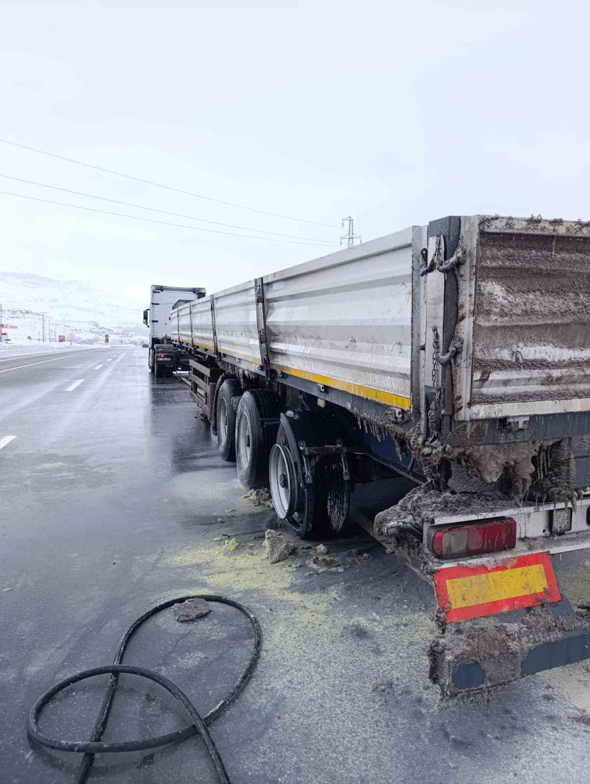 Seyir halindeki tırın lastikleri yandı 5 seyir halindeki tirin lastikleri yandi 1 jA8HAntB