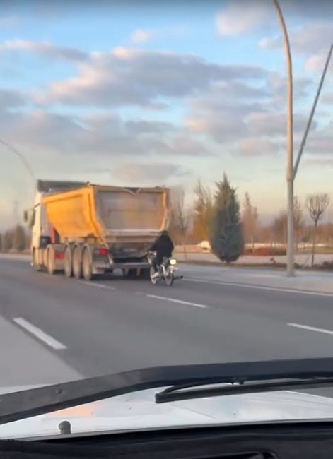 Seyir halindeki tırın peşinde motosikletli tehlikeli yolculuk 5 seyir halindeki tirin pesinde motosikletli tehlikeli yolculuk 1