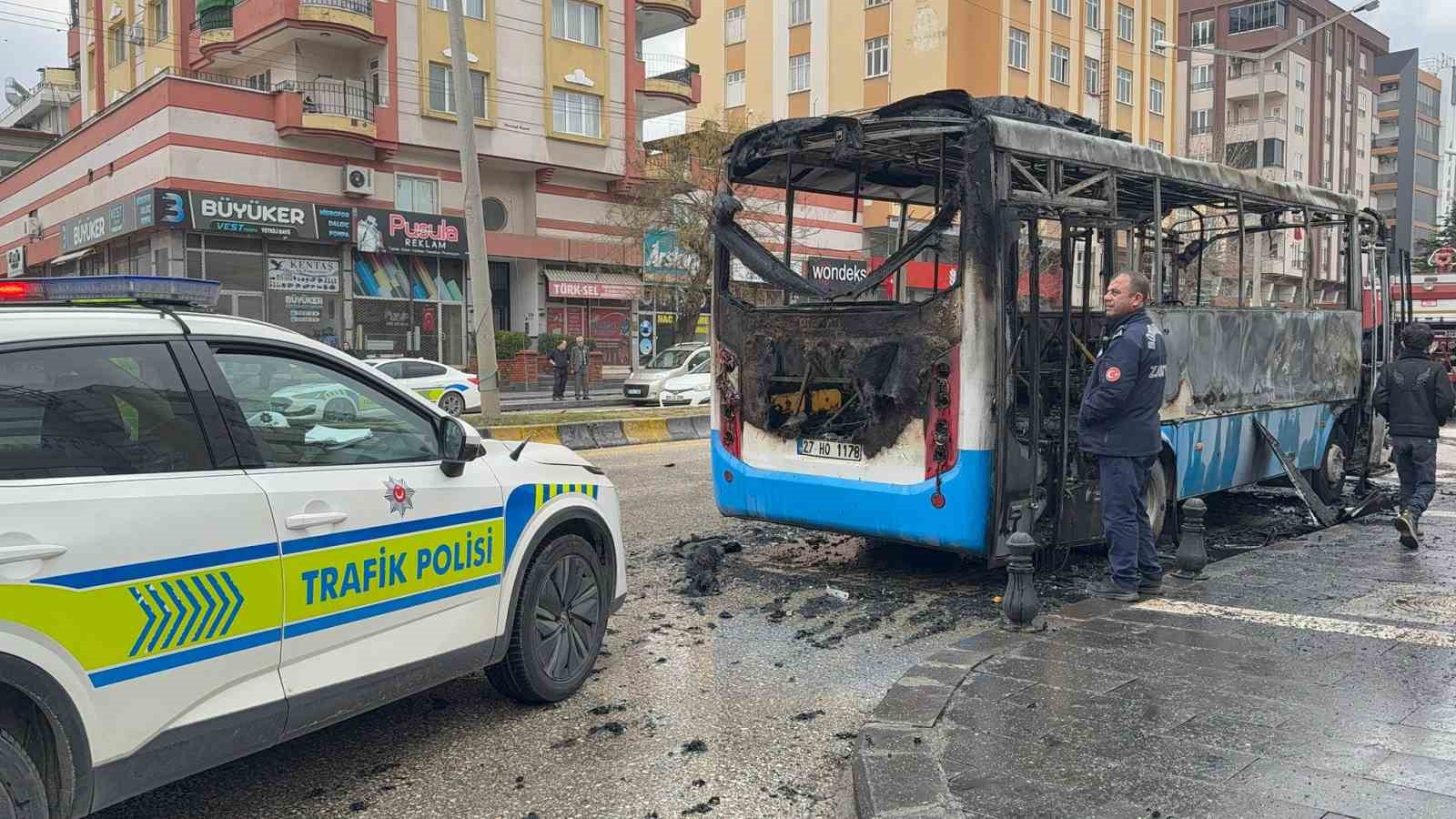 seyir halindeyken alev alan halk otobusu kule dondu 2 zEAq9G2C