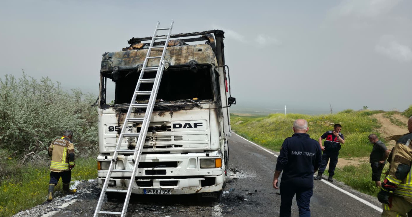 seyir halindeyken aniden yanmaya baslayan tir kullanilamaz hale geldi 1 jgtPm4Ma
