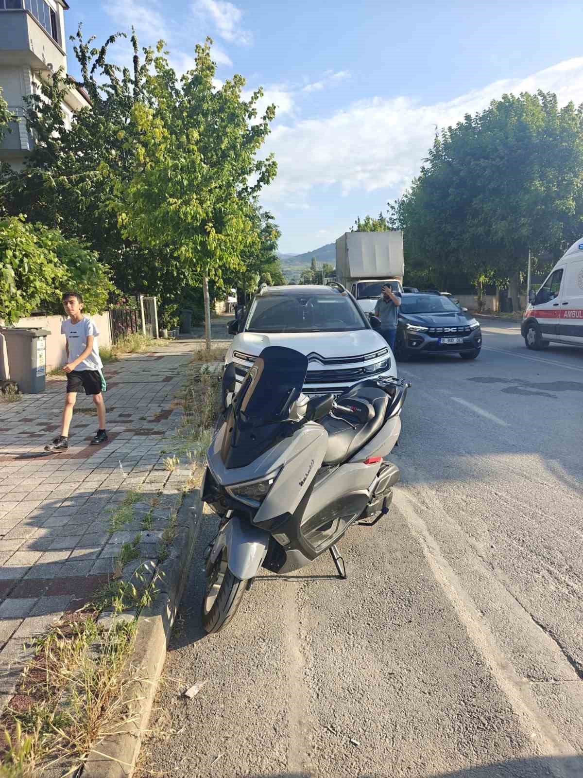 seyir halindeyken fenalasan motosiklet surucusu park halindeki araca carpti 2 2KewOPlN