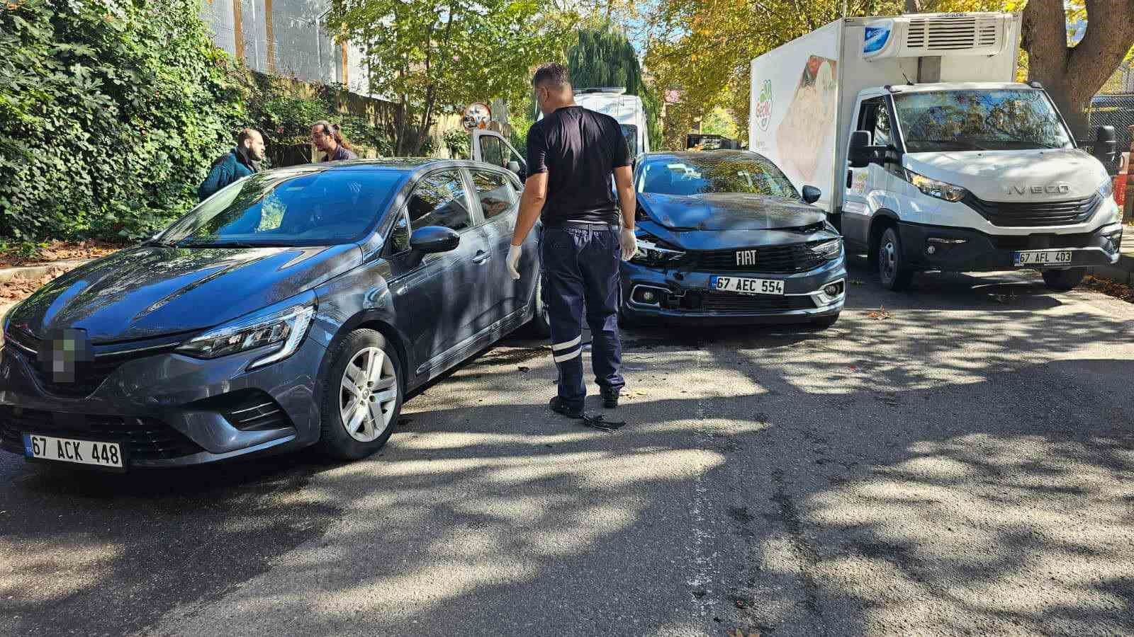 seyir halindeyken onundeki araca carpan surucu yaralandi 1 CPhaEIen