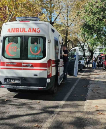 seyir-halindeyken-onundeki-araca-carpan-surucu-yaralandi-3N5IxQwr.jpg