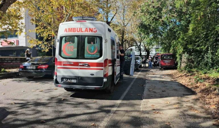 seyir-halindeyken-onundeki-araca-carpan-surucu-yaralandi-3N5IxQwr.jpg
