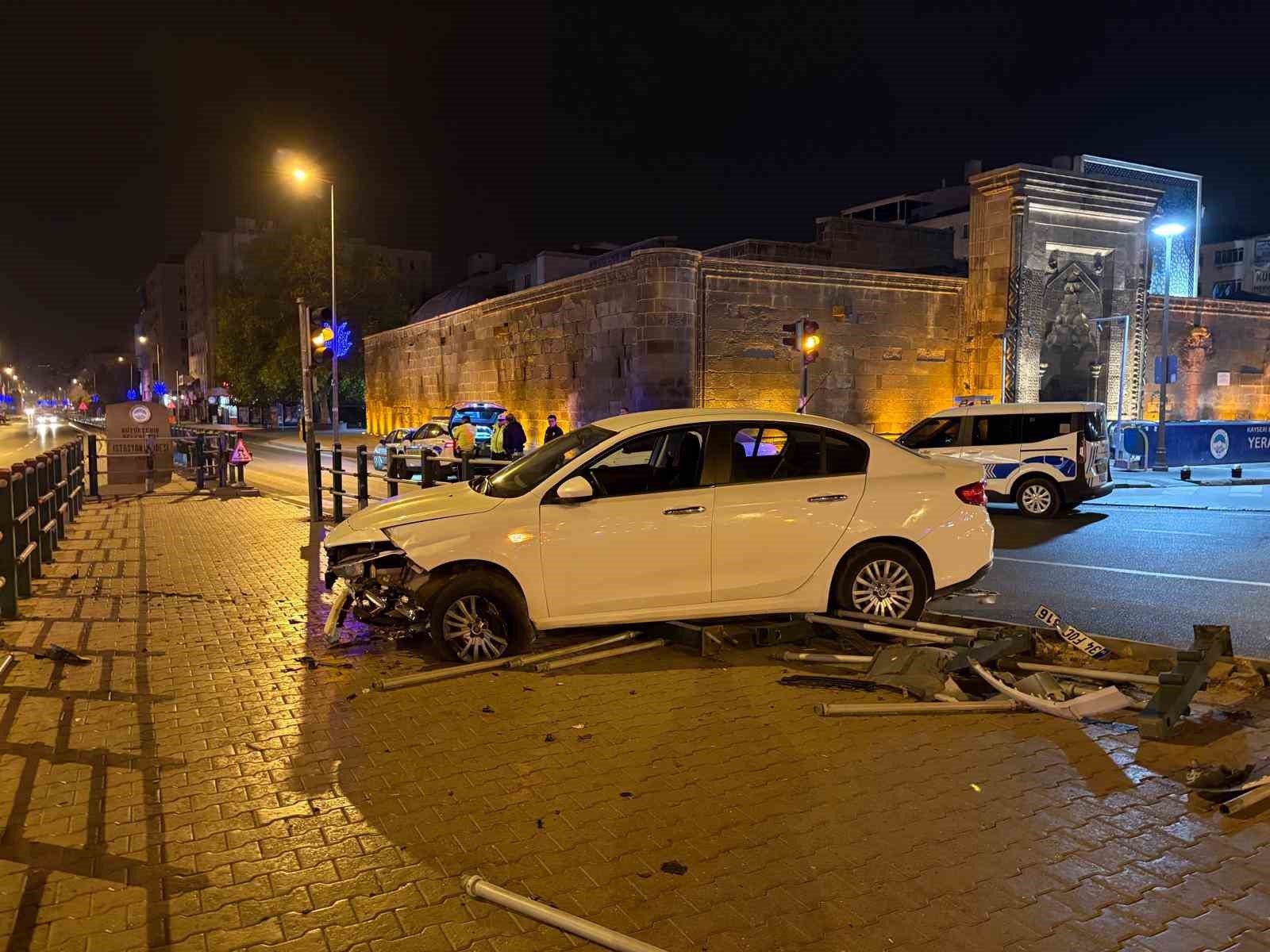 seyir halindeyken uyuyan otomobil surucusu bariyerlere girdi 4