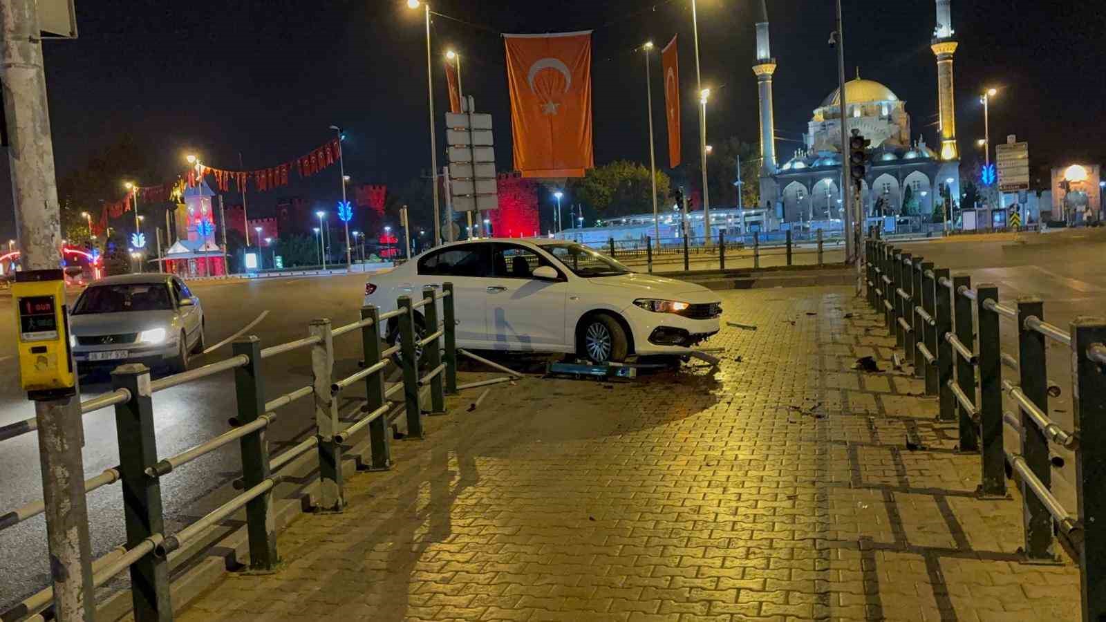 seyir halindeyken uyuyan otomobil surucusu bariyerlere girdi 6 UuLb6faG