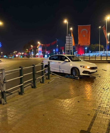 seyir-halindeyken-uyuyan-otomobil-surucusu-bariyerlere-girdi-KnztW9dy.jpg