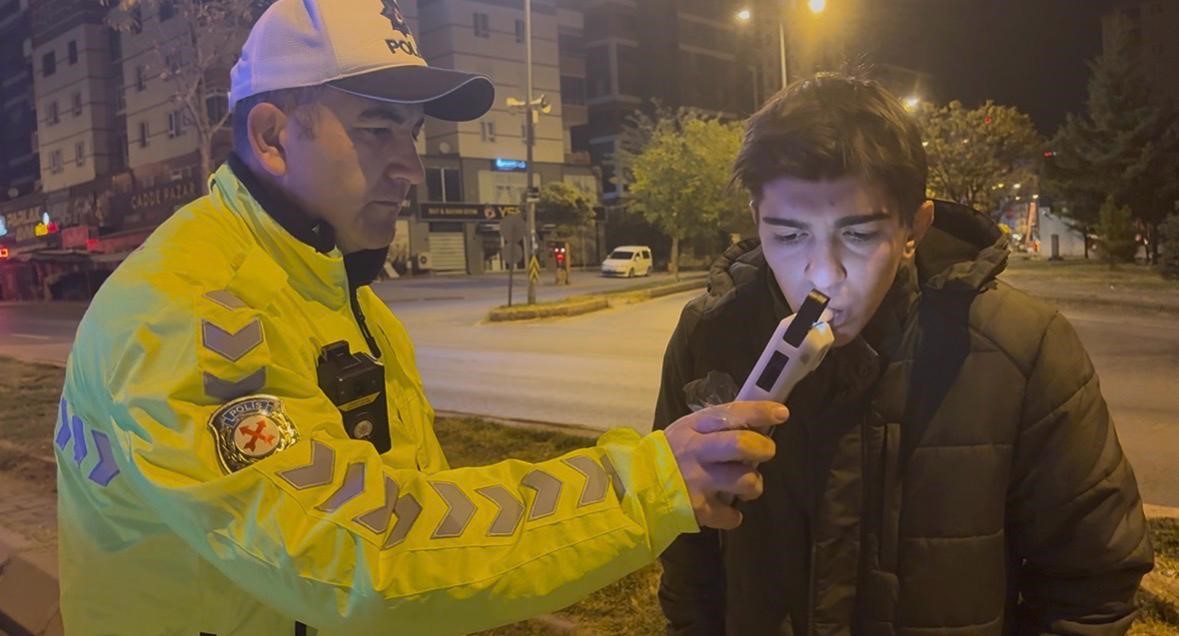 seyir halindeyken uyuyan surucu kaza sonrasi da uyumaya devam etti 2 fu74jfAD