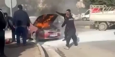 seyir-halindeyken-yanan-otomobili-cevredeki-vatandaslar-sondurdu-W56hrJjx.jpg