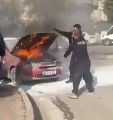 seyir-halindeyken-yanan-otomobili-cevredeki-vatandaslar-sondurdu-W56hrJjx.jpg