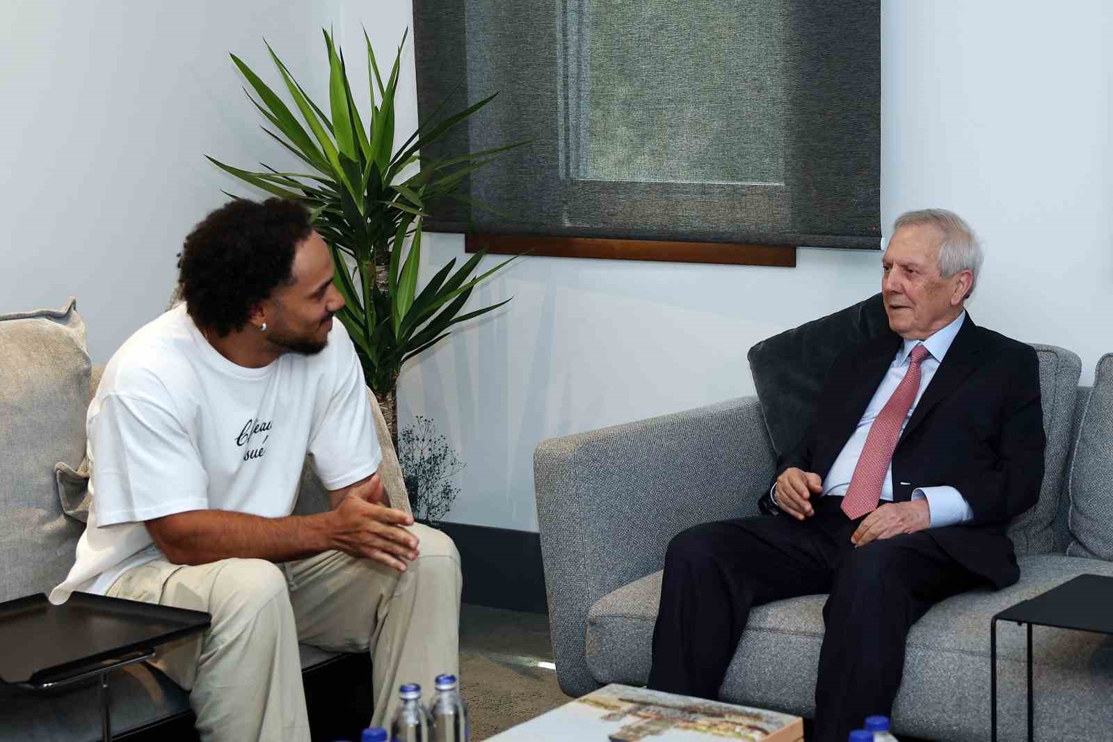 Shane Larkin, Aziz Yıldırım ile bir araya geldi 4 shane larkin aziz yildirim ile bir araya geldi 0 AnWeOlir