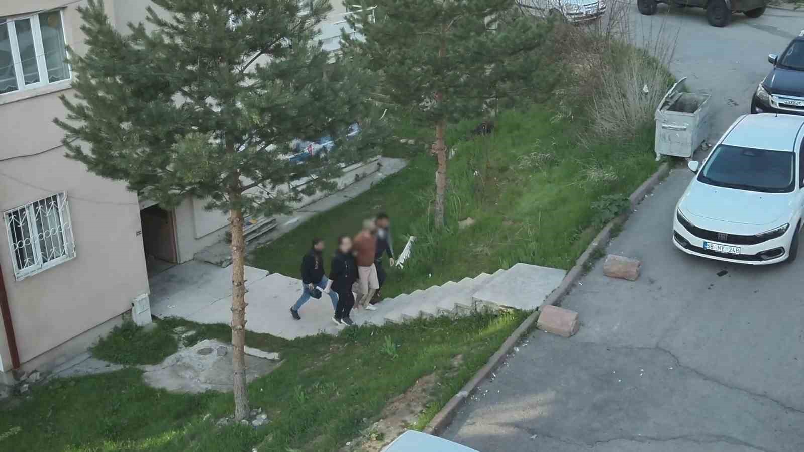Siber suç makineleri 50’den fazla dosyadan aranıyordu, Sivas’ta yakalandılar 6 siber suc makineleri 50den fazla dosyadan araniyordu sivasta yakalandilar 2 F5sZswZk