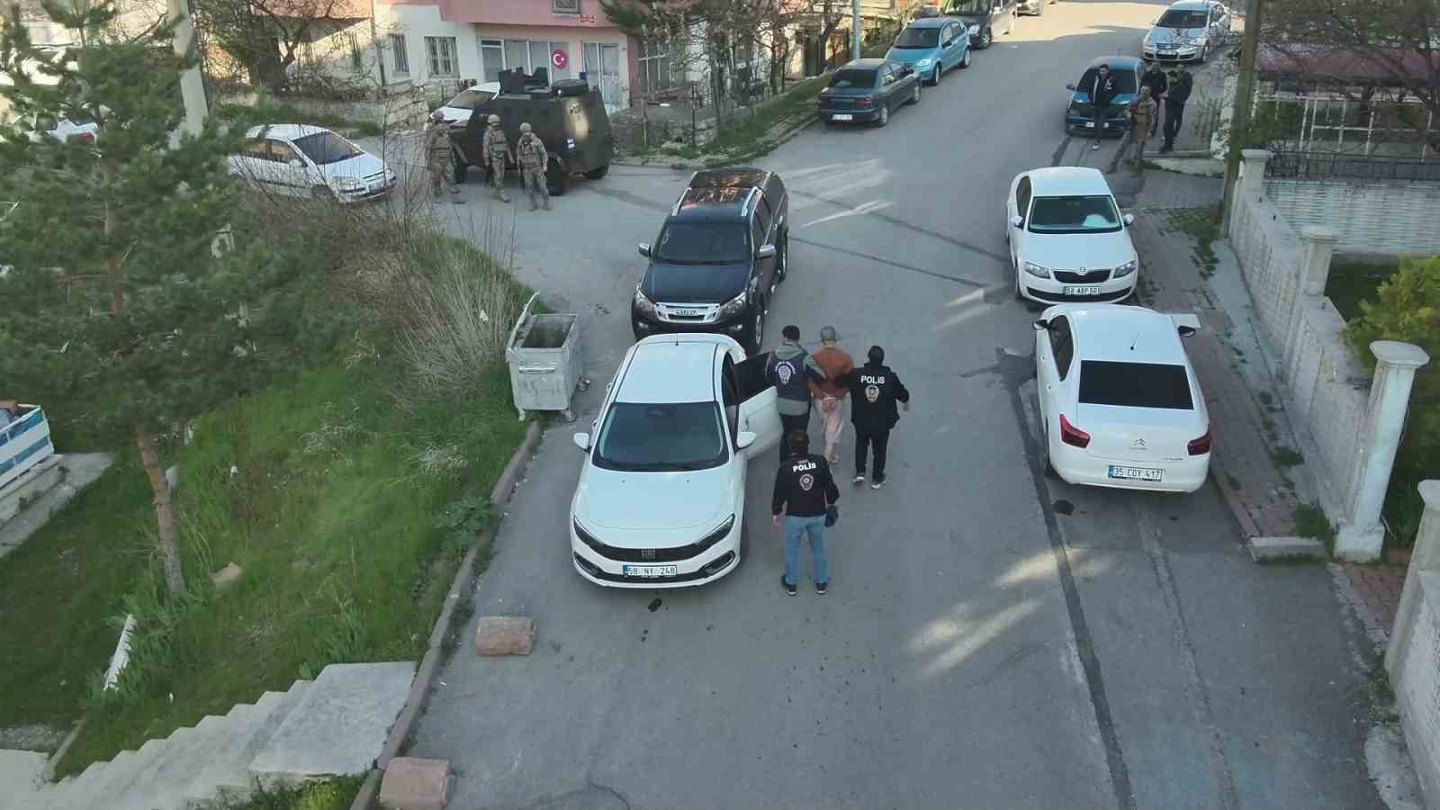 Siber suç makineleri 50’den fazla dosyadan aranıyordu, Sivas’ta yakalandılar 7 siber suc makineleri 50den fazla dosyadan araniyordu sivasta yakalandilar 3 NbRHEDFp