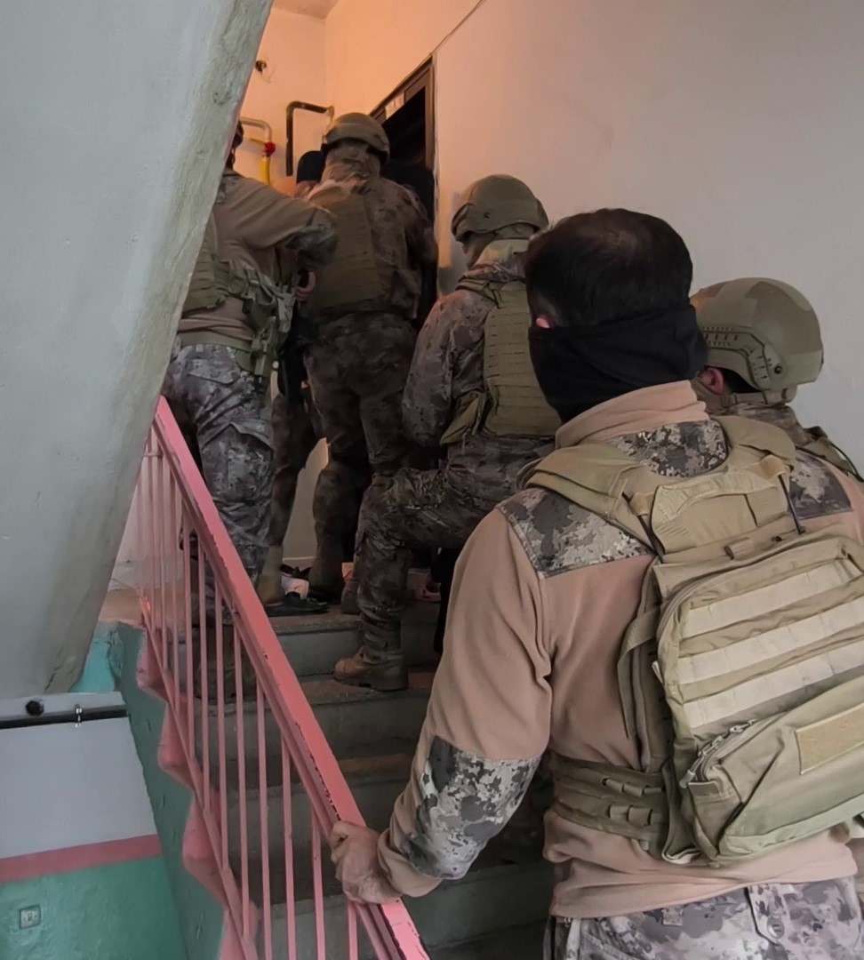 Siber suç makineleri 50’den fazla dosyadan aranıyordu, Sivas’ta yakalandılar 8 siber suc makineleri 50den fazla dosyadan araniyordu sivasta yakalandilar 4 VLCCAKqT