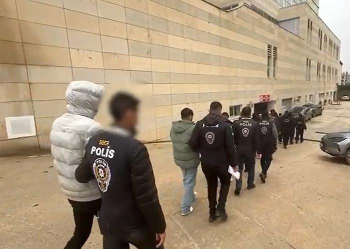 Siber suçlardan büyük darbe, 45 milyon TL’lik bahis ağı çökertildi: 10 tutuklama 4 siber suclardan buyuk darbe 45 milyon tllik bahis agi cokertildi 10 tutuklama 0 WvpTcDXc