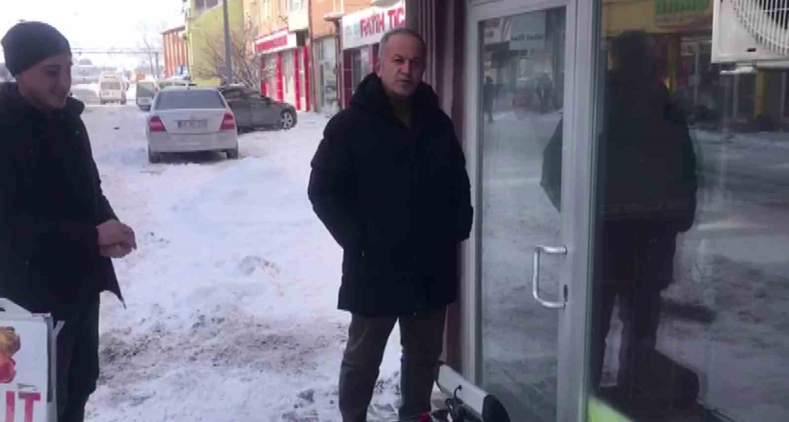 sibirya soguklari esnafi zorladi donan kapi kilidini isiticiyla acmaya calisti 0 5rpwCVFj