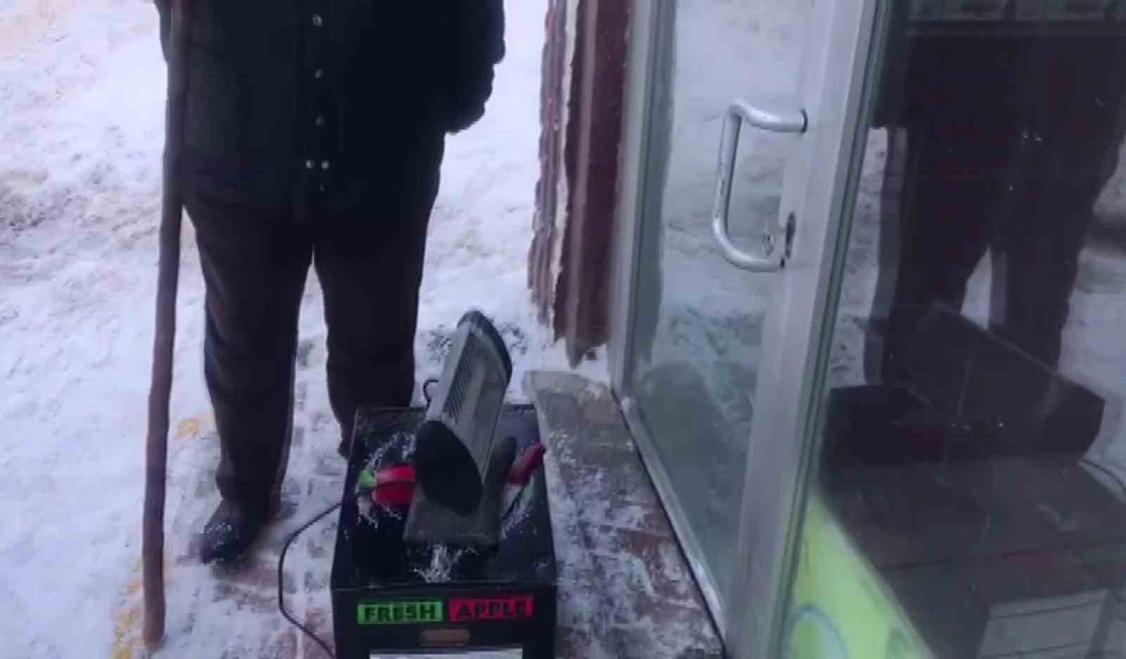 sibirya soguklari esnafi zorladi donan kapi kilidini isiticiyla acmaya calisti 1 egOp6VwC
