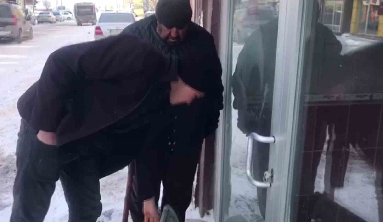 sibirya soguklari esnafi zorladi donan kapi kilidini isiticiyla acmaya calisti 2 LcRhicgK
