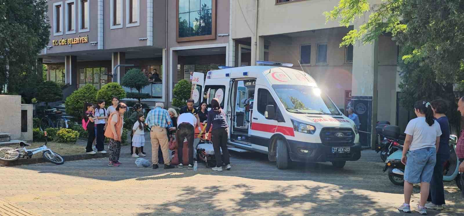 Sıcak havada fenalaşan şahıs, hastaneye kaldırıldı 6 sicak havada fenalasan sahis hastaneye kaldirildi 2 prAj51j8