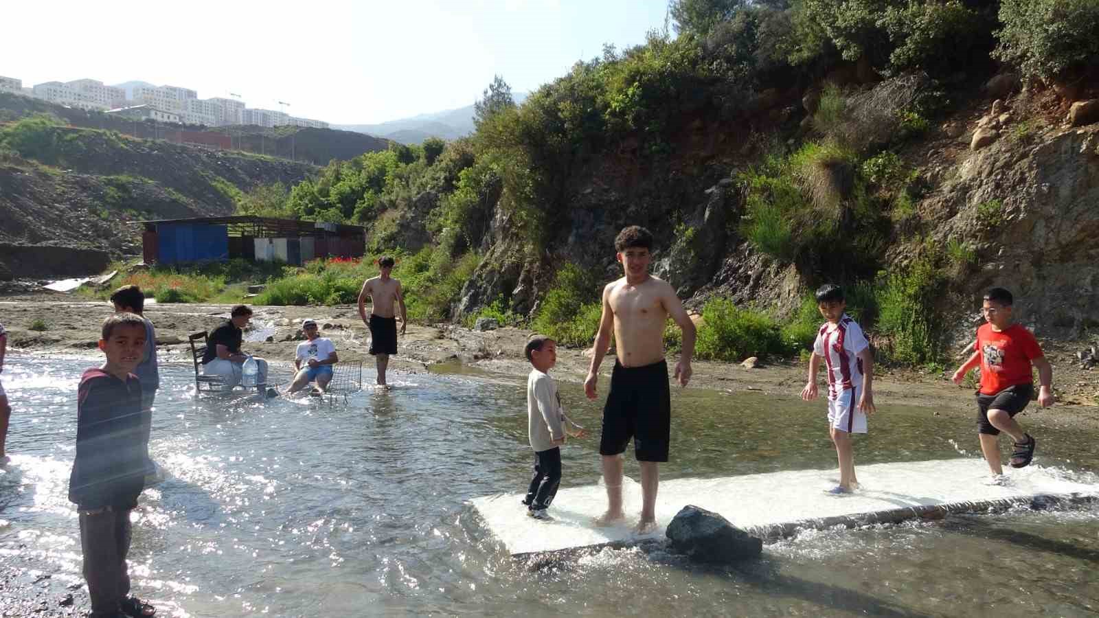 sicak havadan bunalan cocuklar derede serinledi 0 3hwJRAEc