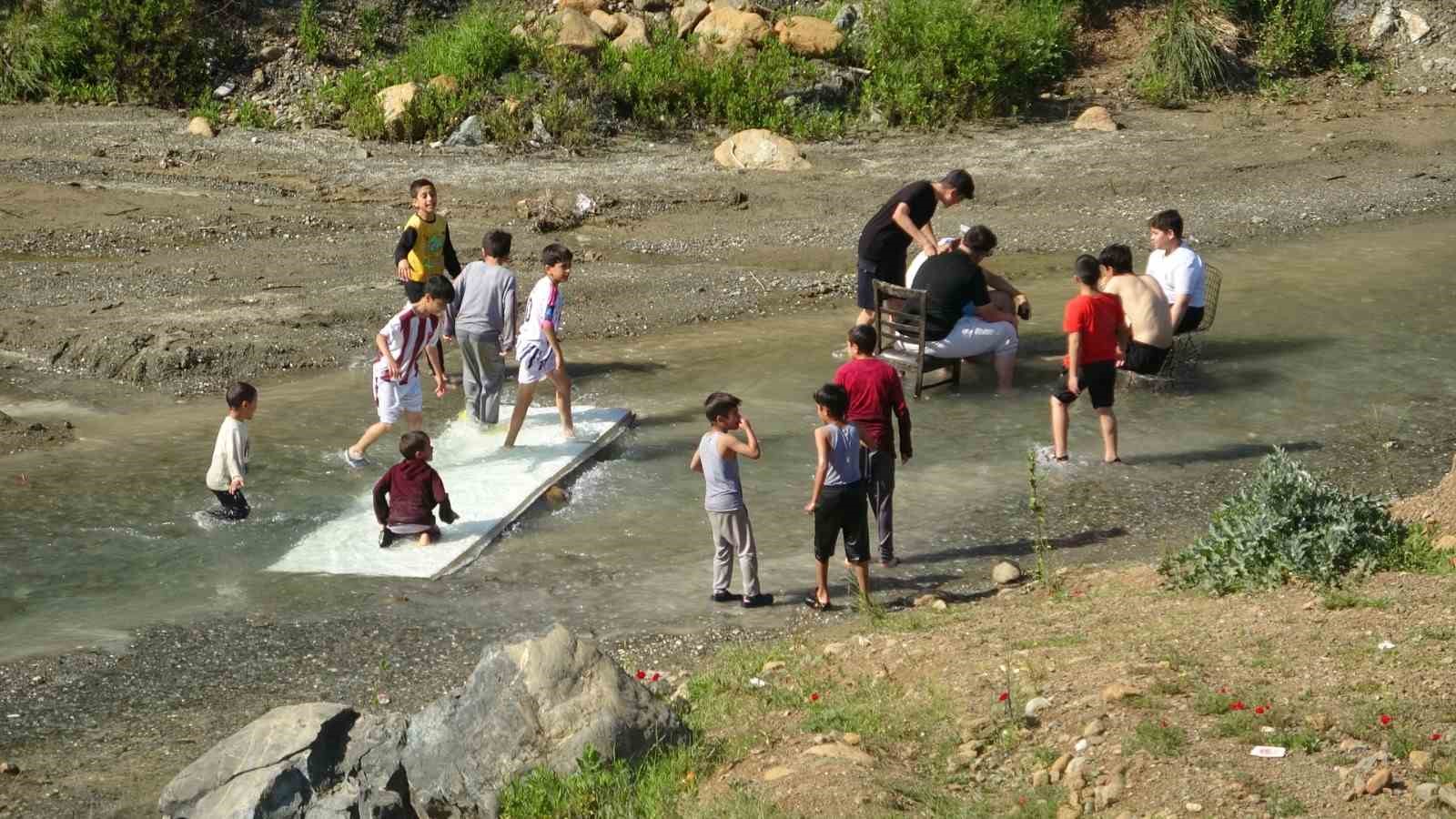 sicak havadan bunalan cocuklar derede serinledi 2 76vuSLRA