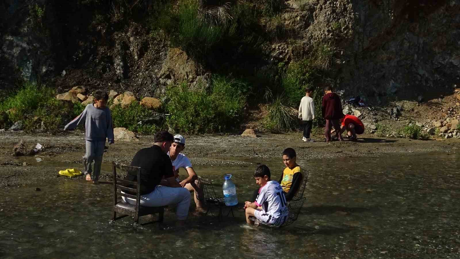 sicak havadan bunalan cocuklar derede serinledi 3 5KhUXrpH