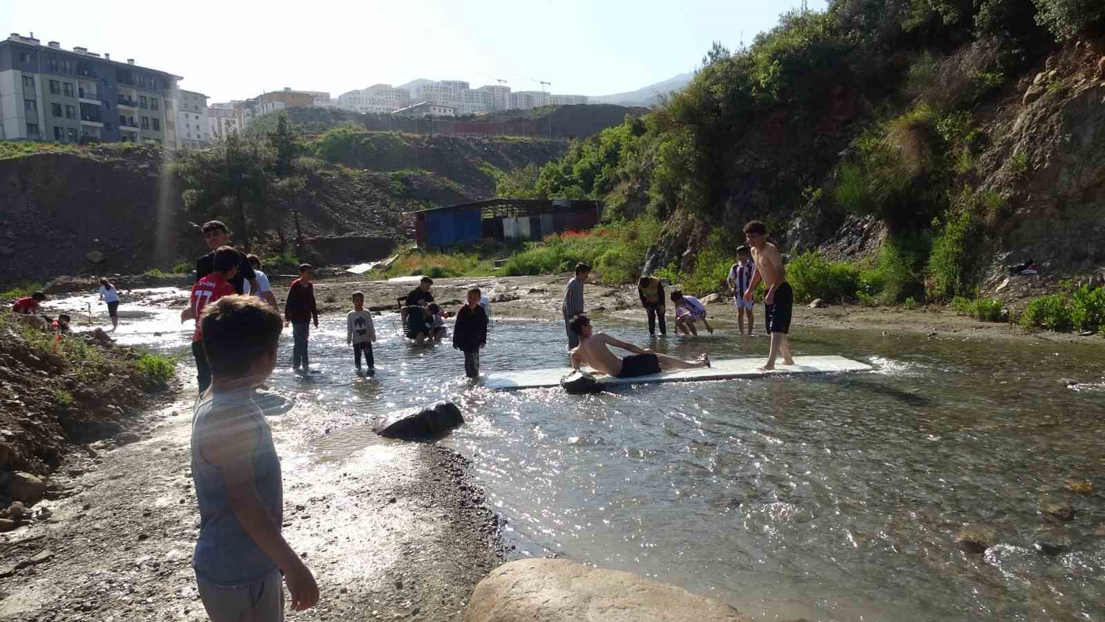 sicak havadan bunalan cocuklar derede serinledi 4 nyz6ydmk