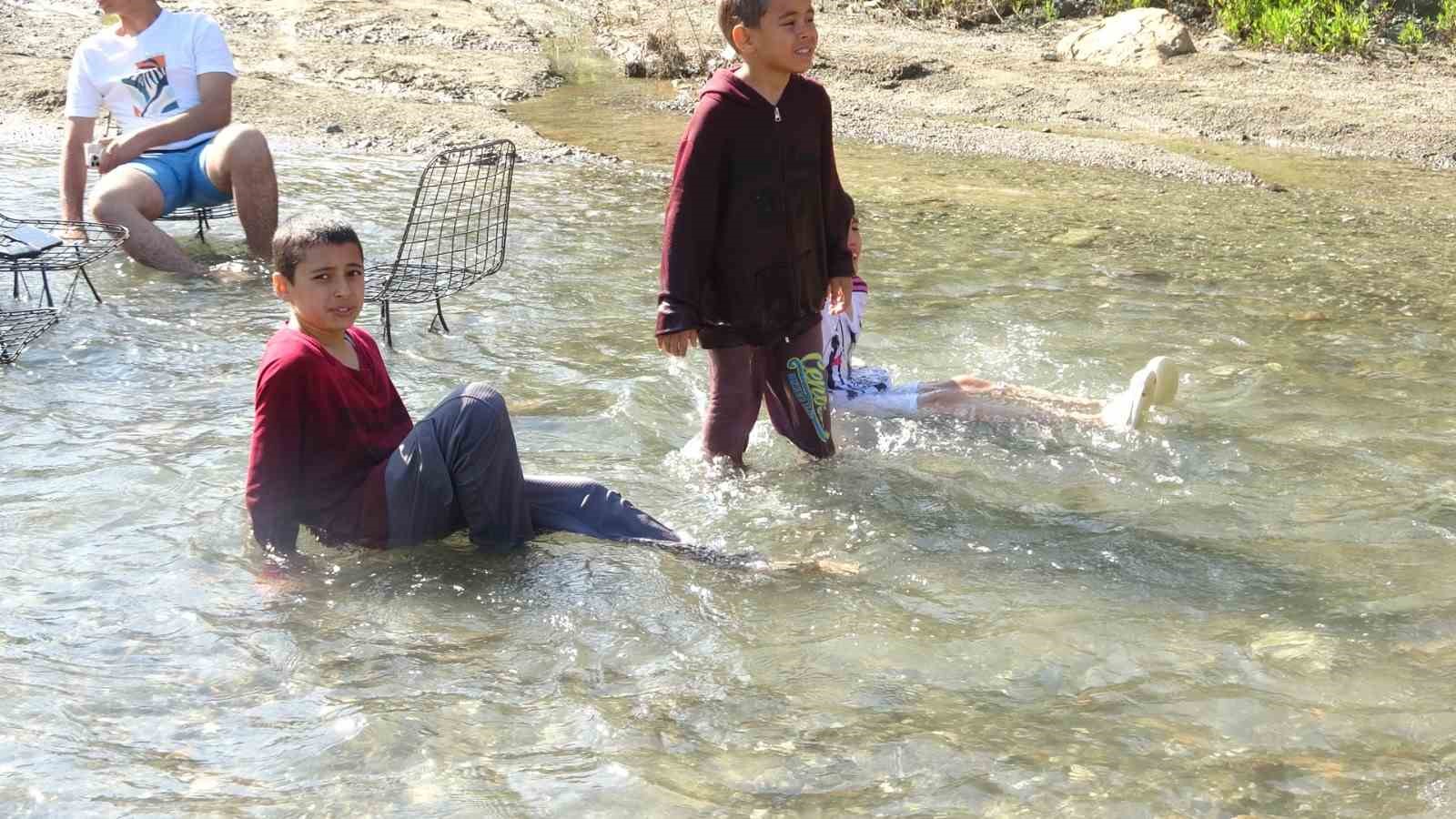 sicak havadan bunalan cocuklar derede serinledi 5 JYM9KN3R