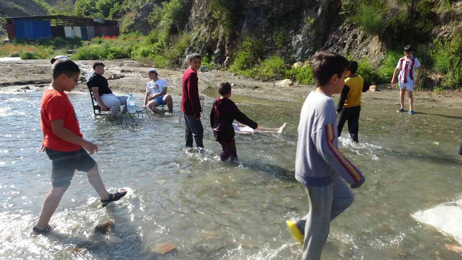 sicak havadan bunalan cocuklar derede serinledi 6 RXpjwR6X