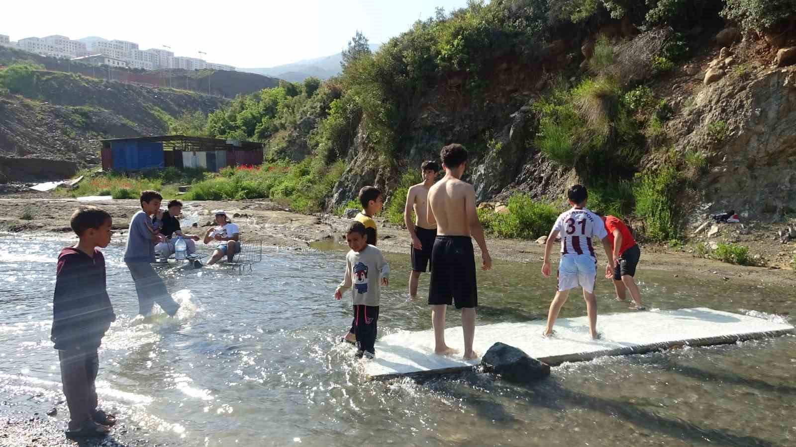 sicak havadan bunalan cocuklar derede serinledi 7 OdbTrT4u