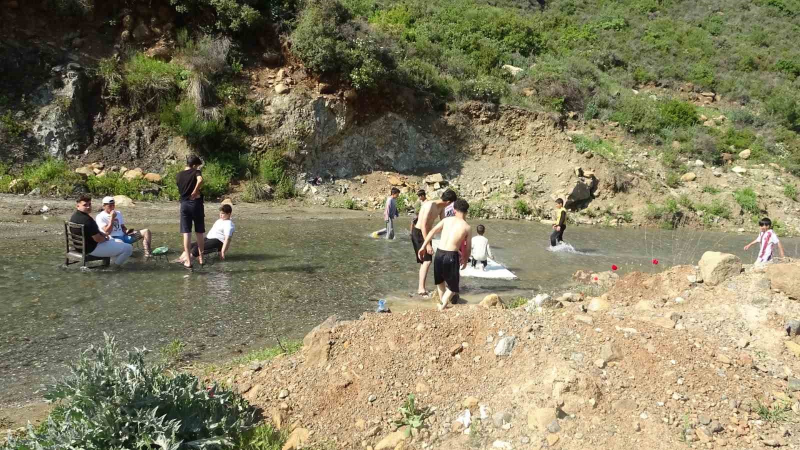 sicak havadan bunalan cocuklar derede serinledi 8 8iPVSAIl