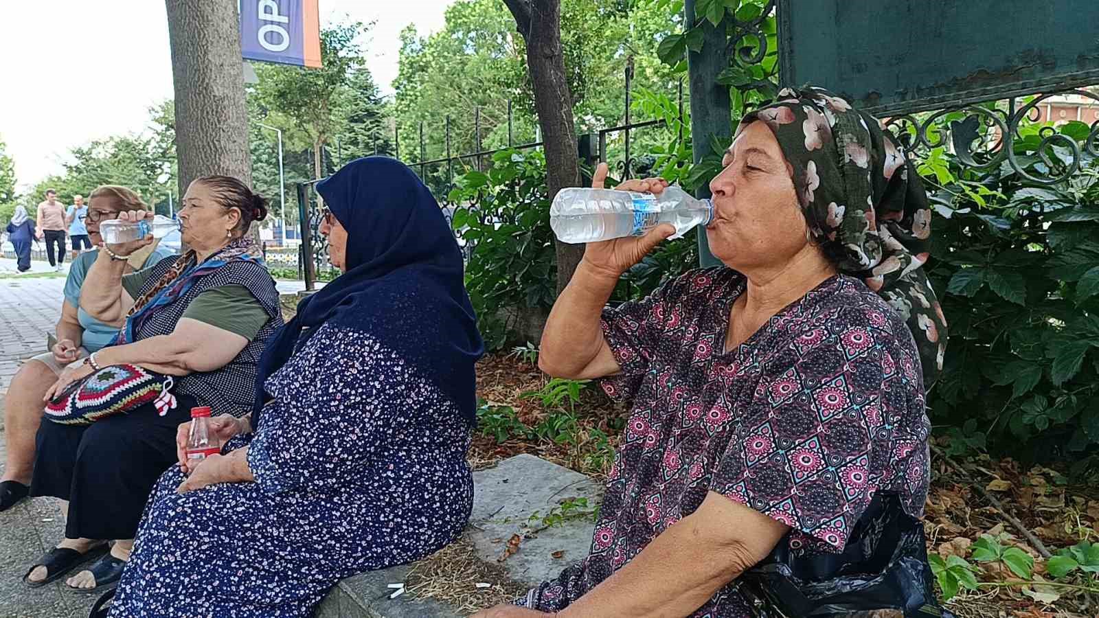 Sıcak havalarda gizli tehlike: Yetersiz su tüketimi hayati risk oluşturuyor 5 sicak havalarda gizli tehlike yetersiz su tuketimi hayati risk olusturuyor 1 f8TbFyaI