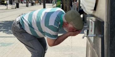 sicak-havalarda-yapilan-beslenme-hatasi-bas-donmesine-ve-goz-kararmasina-yol-aciyor-9u8wKk1D.jpg