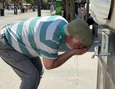 sicak-havalarda-yapilan-beslenme-hatasi-bas-donmesine-ve-goz-kararmasina-yol-aciyor-9u8wKk1D.jpg