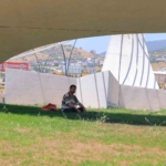 sicaklardan-bunalan-atik-kagit-toplayicisi-ay-yildizin-golgesine-sigindi-wCQzcVxA.jpg