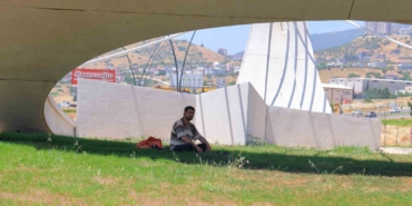 sicaklardan-bunalan-atik-kagit-toplayicisi-ay-yildizin-golgesine-sigindi-wCQzcVxA.jpg