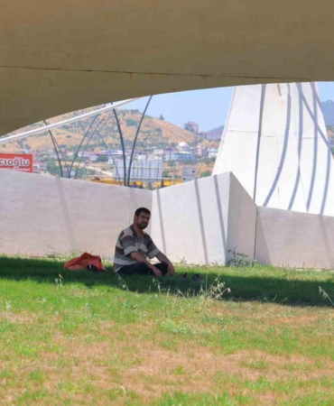 sicaklardan-bunalan-atik-kagit-toplayicisi-ay-yildizin-golgesine-sigindi-wCQzcVxA.jpg