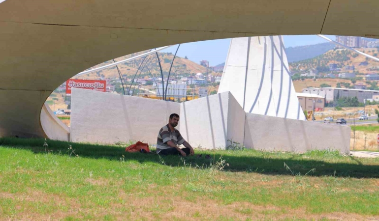 sicaklardan-bunalan-atik-kagit-toplayicisi-ay-yildizin-golgesine-sigindi-wCQzcVxA.jpg