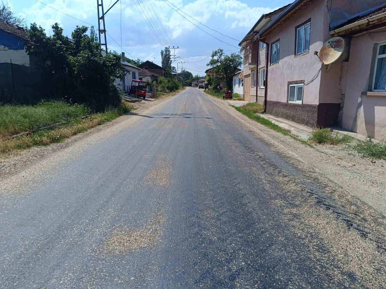 Sıcaklığın 35 dereceyi bulduğu Bilecik’te asfalt eridi 4 sicakligin 35 dereceyi buldugu bilecikte asfalt eridi 0 1VrLhDqp