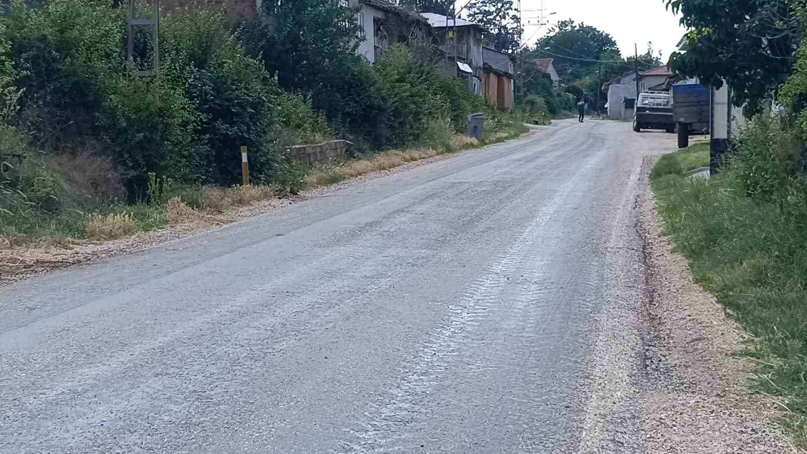 Sıcaklığın 35 dereceyi bulduğu Bilecik’te asfalt eridi 5 sicakligin 35 dereceyi buldugu bilecikte asfalt eridi 1 ZYMPTCE5