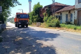 sicakligin-35-dereceyi-buldugu-bilecikte-asfalt-eridi-PrKvXERy.jpg