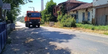 sicakligin-35-dereceyi-buldugu-bilecikte-asfalt-eridi-PrKvXERy.jpg