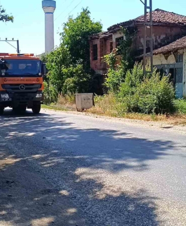 sicakligin-35-dereceyi-buldugu-bilecikte-asfalt-eridi-PrKvXERy.jpg