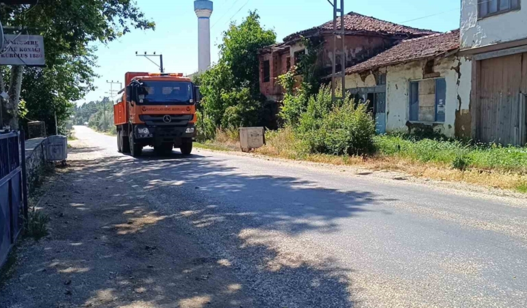 sicakligin-35-dereceyi-buldugu-bilecikte-asfalt-eridi-PrKvXERy.jpg
