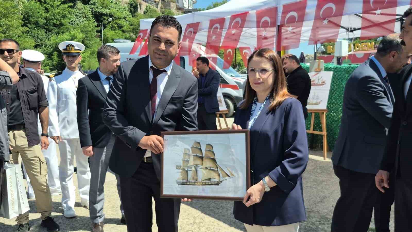 sicakligin 41 dereceye ciktigi bartinda basincli su ile yapilan gosteri ilgi gordu 1 fTJNJqbM