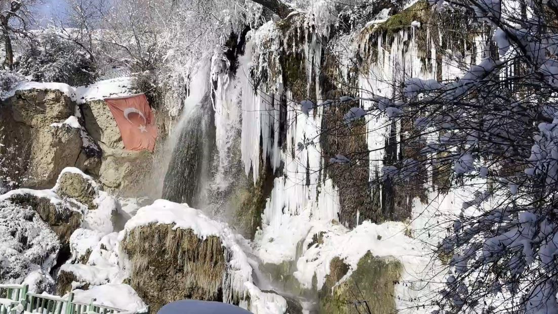 sicakligin eksi 21 dereceye dustugu sivasta sizir selalesinde devasa buz sarkitlari olustu 1 dqkjKJbK