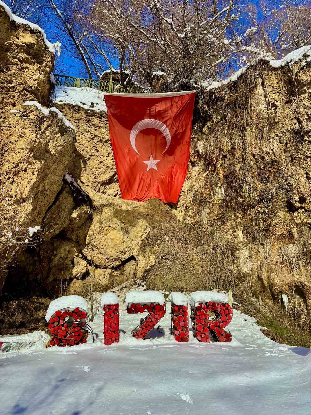 sicakligin eksi 21 dereceye dustugu sivasta sizir selalesinde devasa buz sarkitlari olustu 5 cX7asgBa